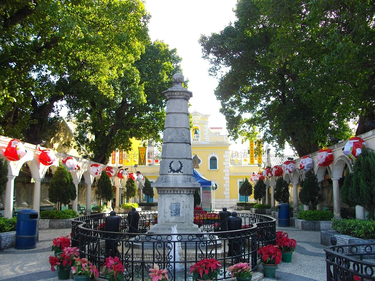 Monumento y plaza pública frente a la capilla de San Francisco Javier, en Coloane.