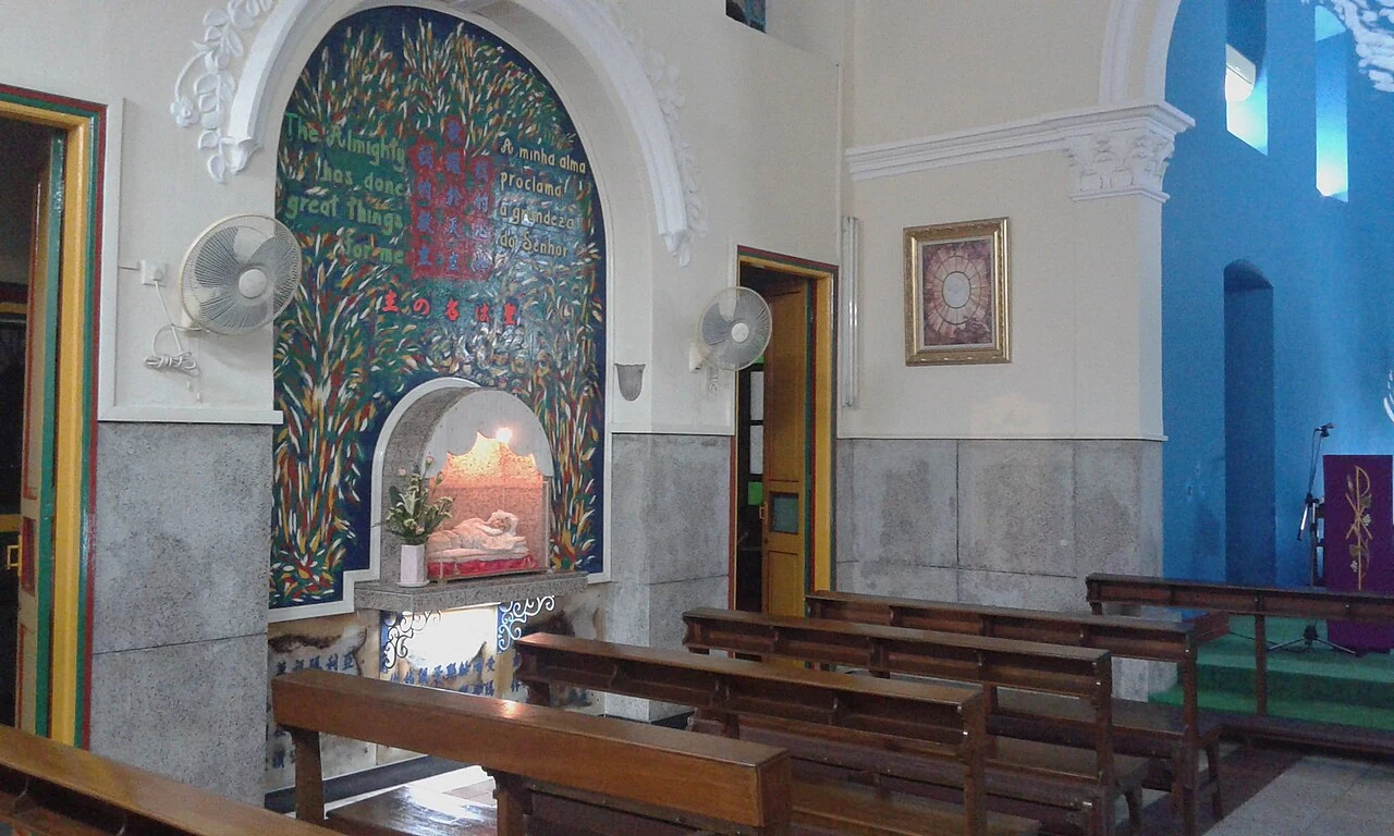Interior y altar de la capilla de San Francisco Javier, en Coloane.