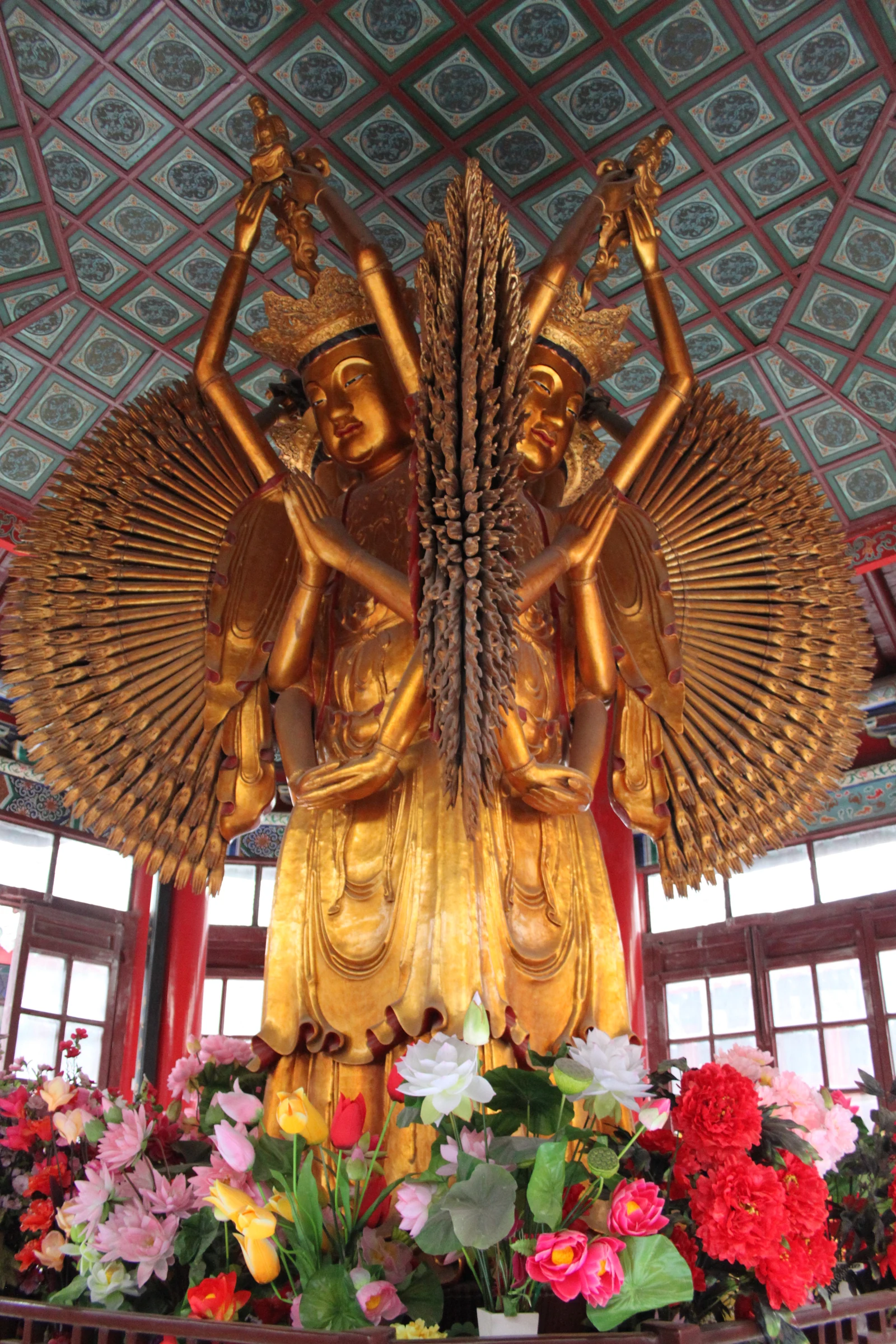 Templo Daxiangguo, Kaifeng: la estatua de los mil brazos