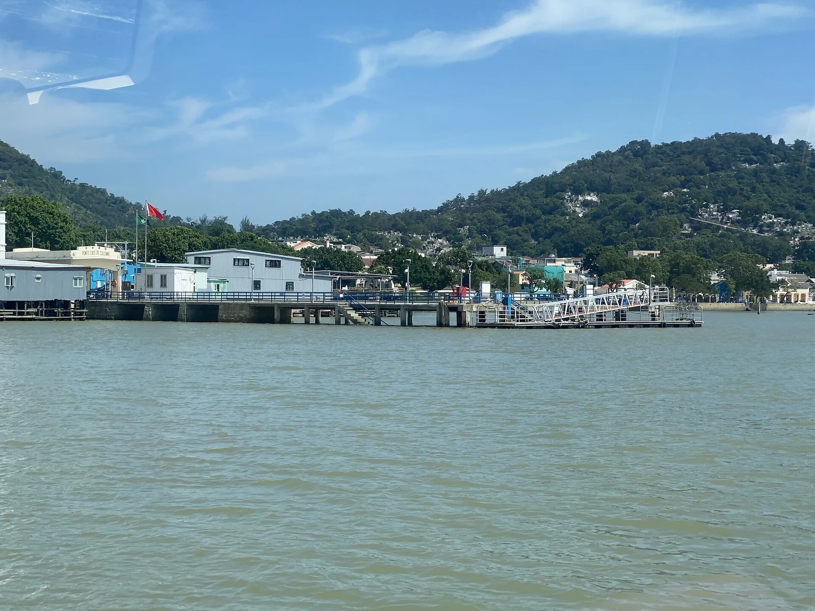 Orilla y edificios de Coloane vistos desde el puerto.