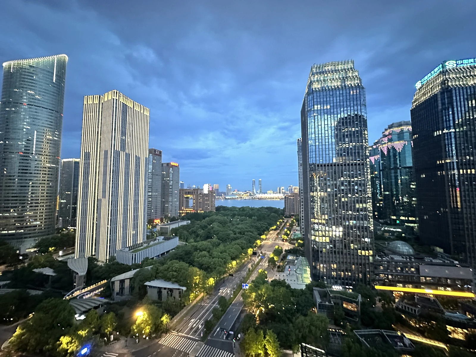 Qianjiang New City au soir · 2023
