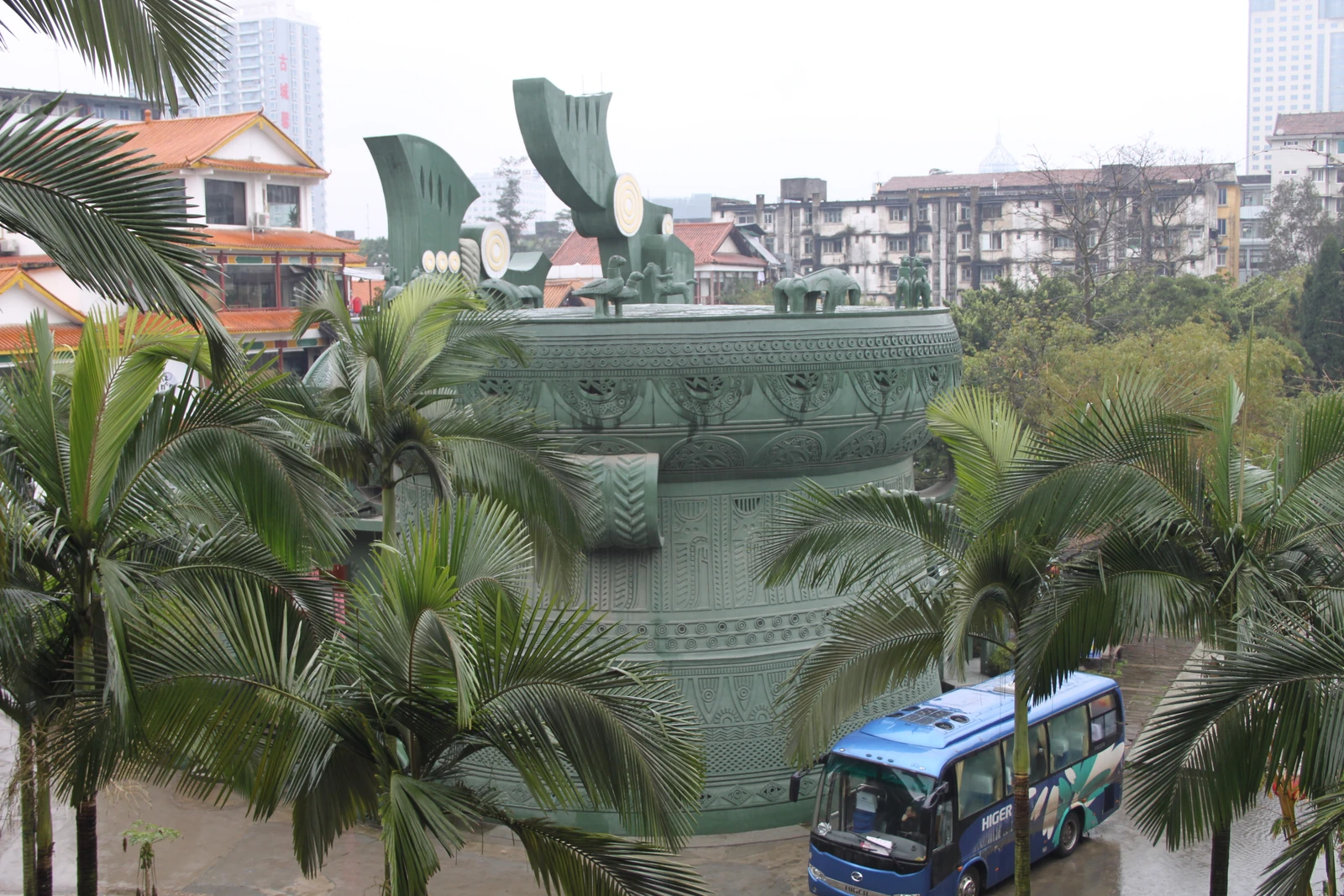 Une structure extérieure géante en forme de tambour se dresse parmi les palmiers d’un espace muséal à Nanning.