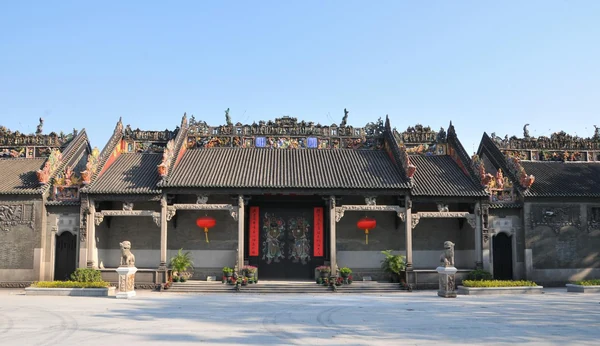 陈家祠瓦檐上方的人物脊饰与装饰