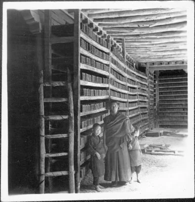 Rayonnages de planches d’impression au monastère de Natang, en 1948