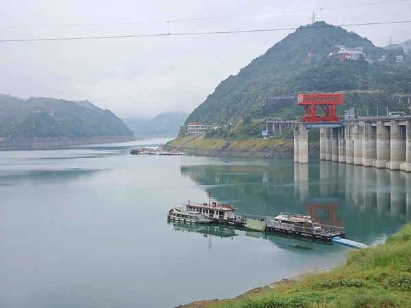 La centrale hydroélectrique d'Ankang qui retient le Han et forme le lac Ying