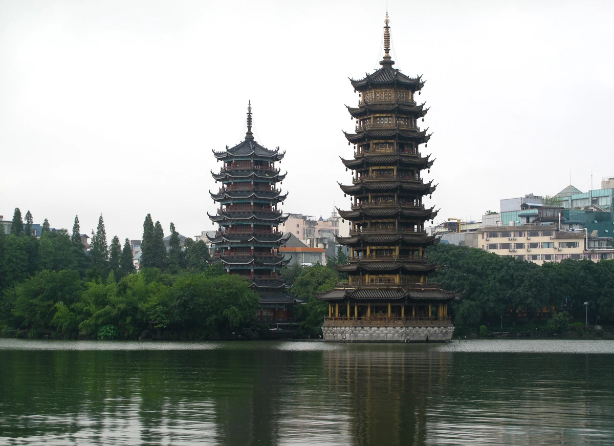 Las pagodas del Sol y la Luna de Guilin se elevan sobre un lago y se reflejan en el agua.