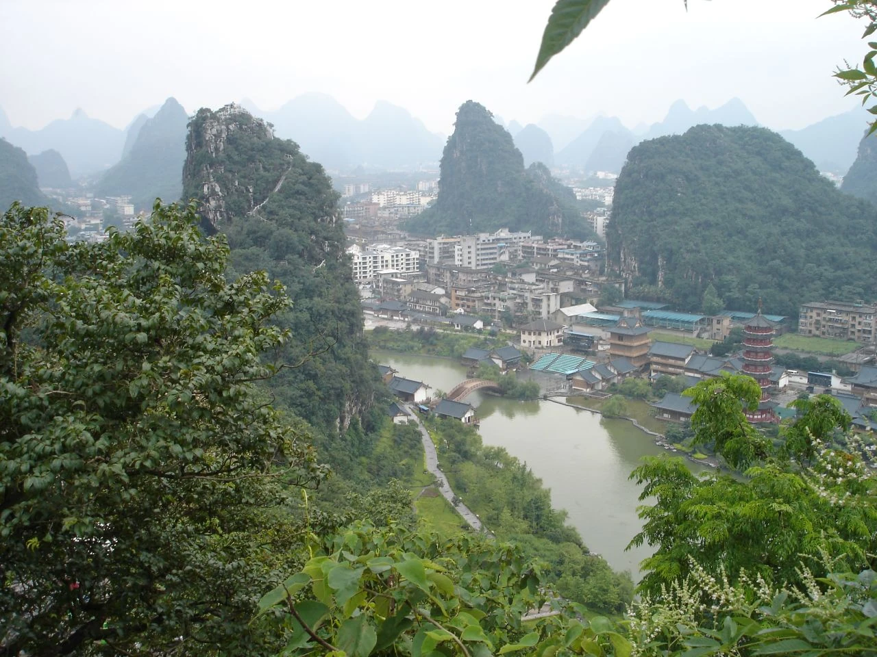 Edificios, agua y colinas boscosas de Guilin se extienden bajo la Colina del Brocado Plegado.