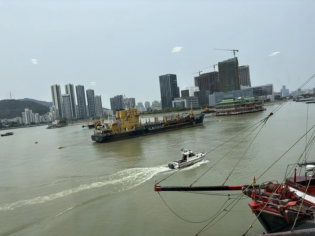 澳门内港的船只与仍在运作的滨水岸线。