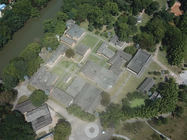Vue aérienne du site historique de Yeping à Ruijin, avec bâtiments aux toits de tuiles, arbres et sentiers (2018).