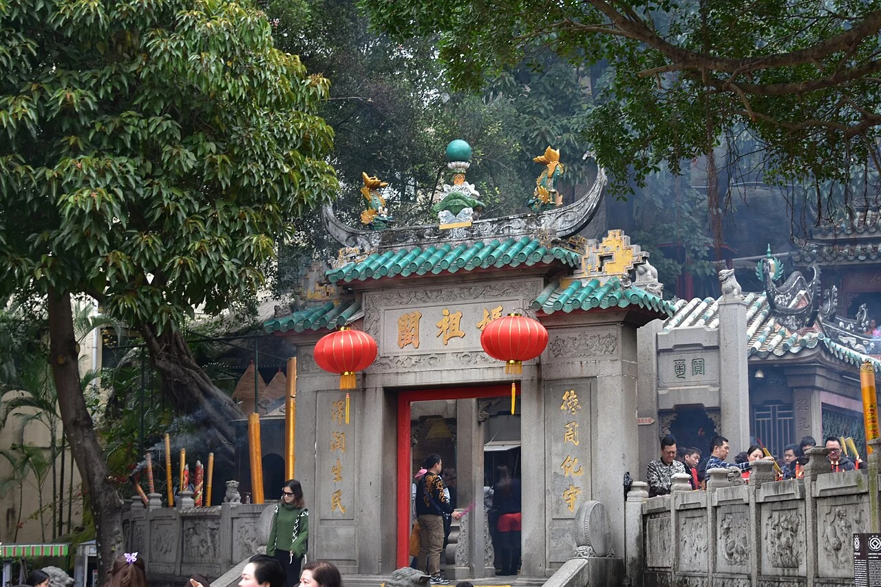 Eingang und Vorplatz des A-Ma-Tempels in Macao.