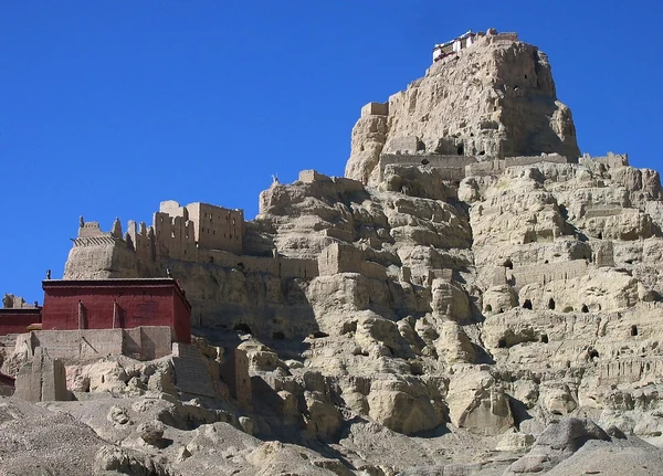 أطلال تسابارانغ، عاصمة غوغي السابقة، على قمة في زادا.