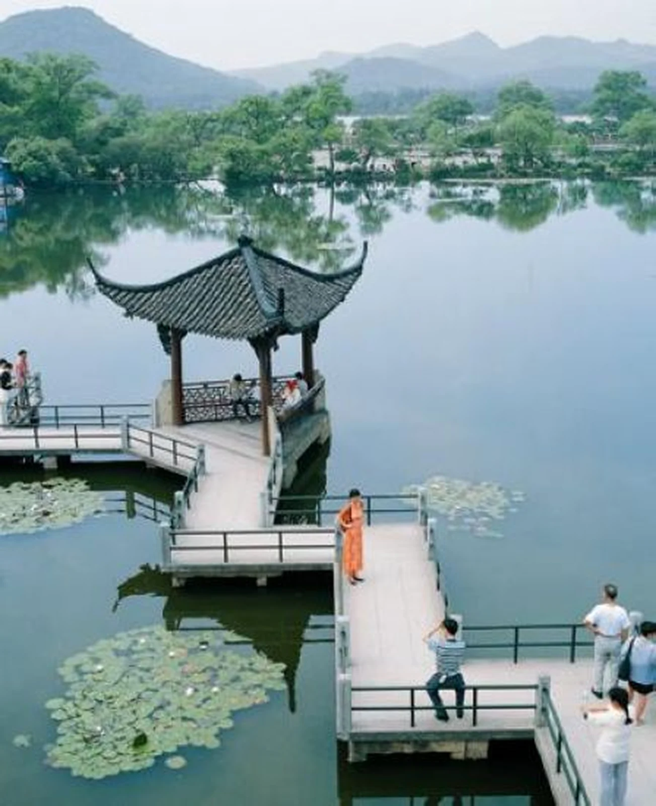三潭印月 · 水面と岸