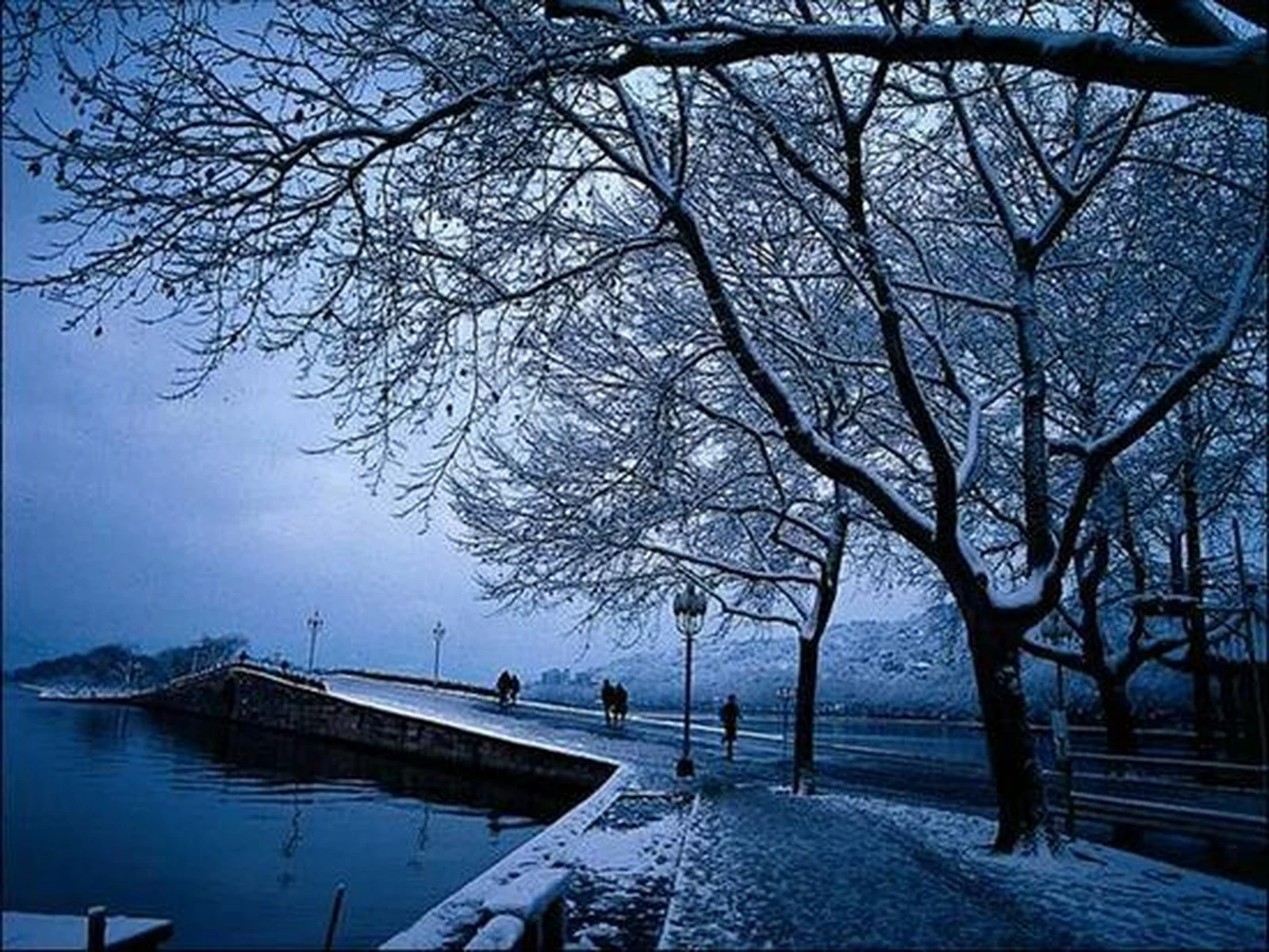 Schneereste auf der Gebrochenen Brücke · Schnee am See