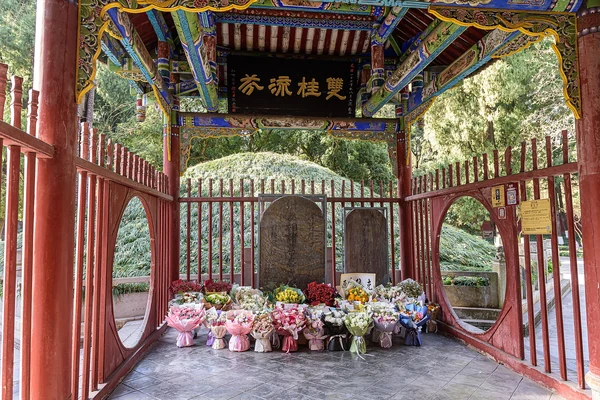 La tombe du marquis Wu dans son pavillon sur le mont Dingjun