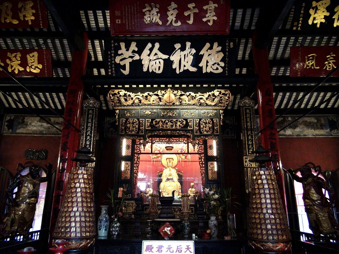 蓮峰廟內一座裝飾繁複的神壇。