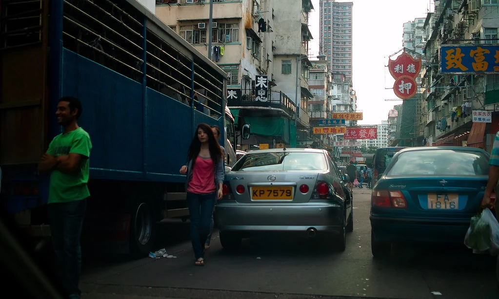 Verkehr auf der Pei Ho Street in Sham Shui Po, Hongkong.