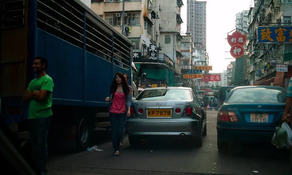 Verkehr auf der Pei Ho Street in Sham Shui Po, Hongkong.