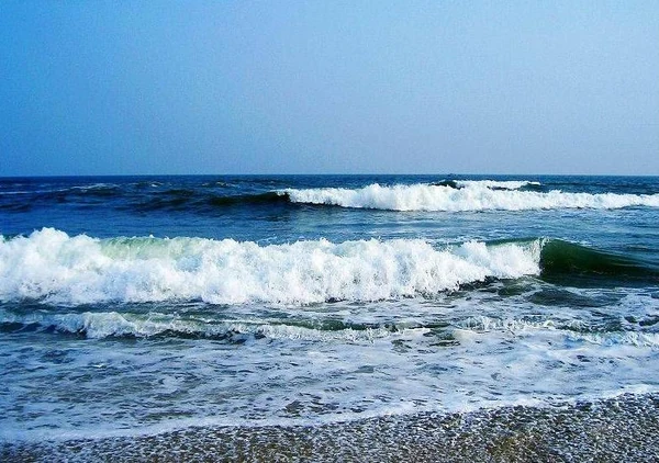 أمواج على الضفة الشمالية لبحيرة شينغكاي