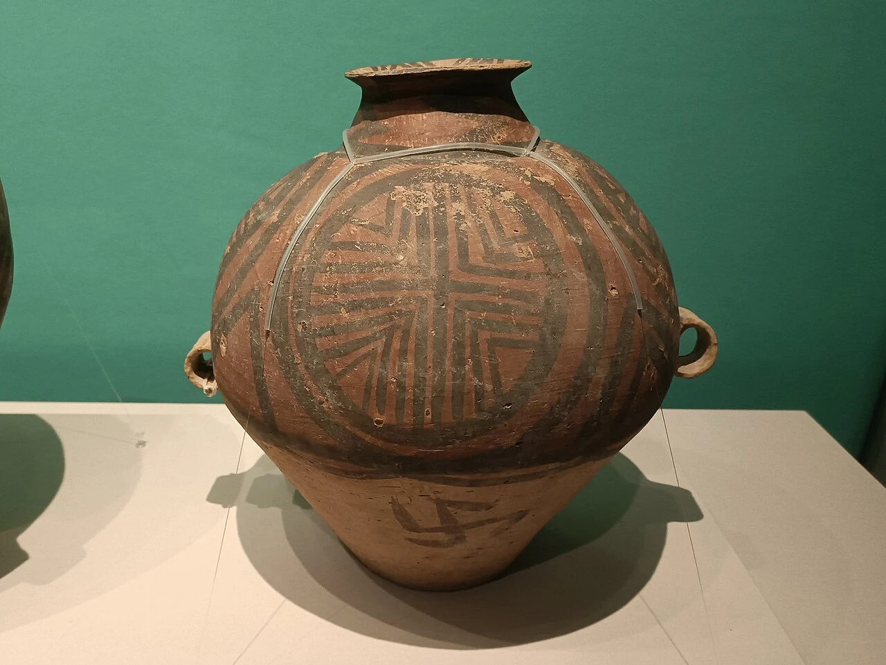 Une autre vue de poterie peinte à Liuwan ; aucun objet distinct n’est identifié.