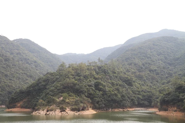 Wasser und bewaldete Hügel umgeben den Wong-Nai-Chung-Stausee.