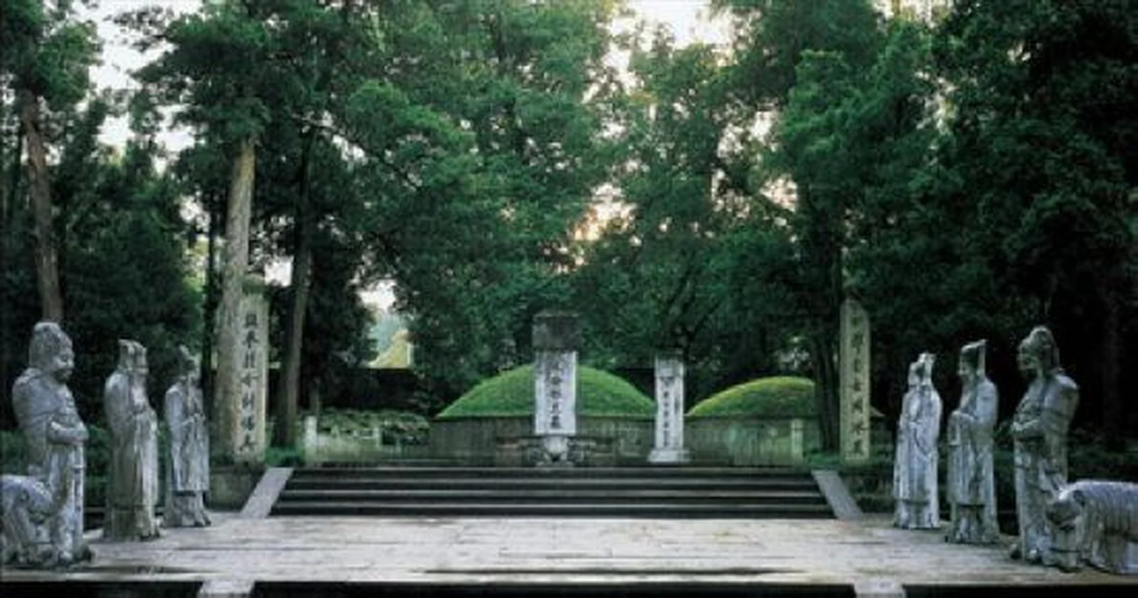 Abendglanz an Yue Feis Grab · Der Weg in den Hof