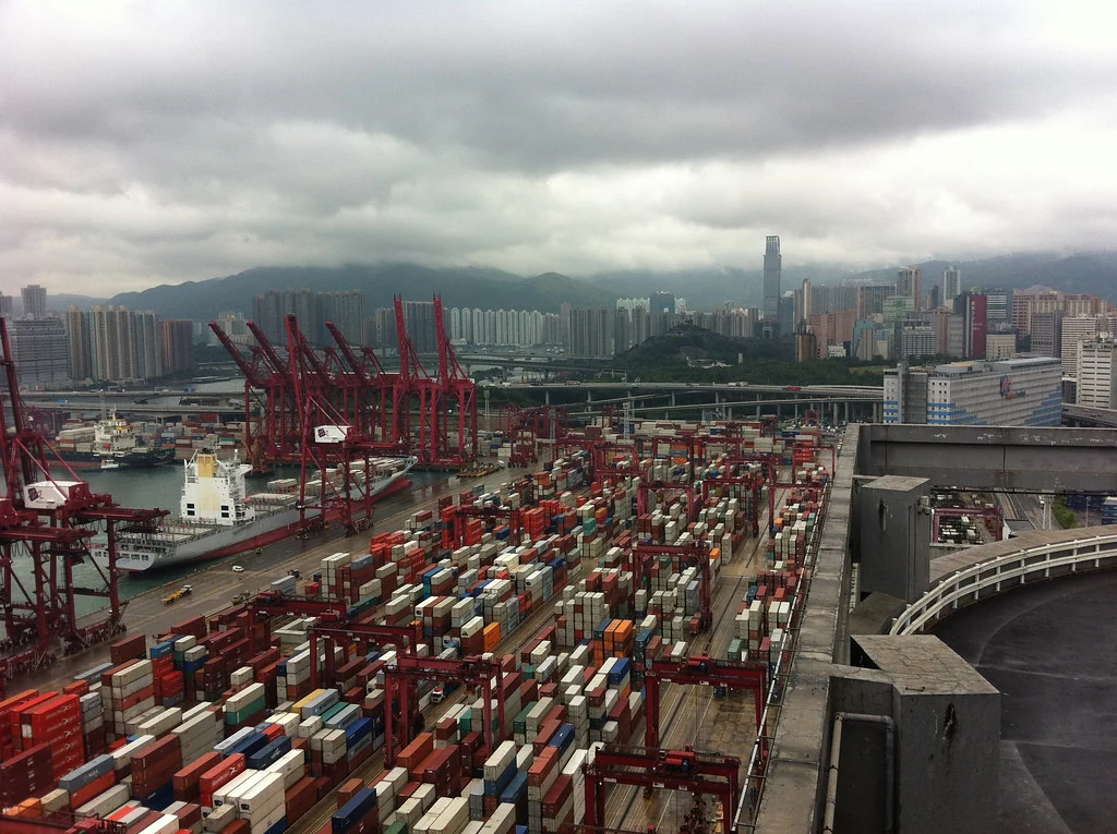 Grues, porte-conteneurs et piles de conteneurs aux terminaux de Kwai Tsing.