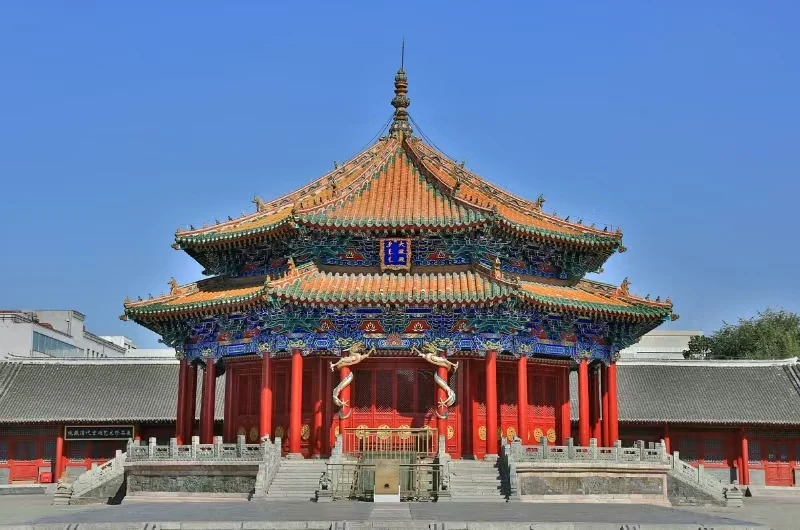 La salle Dazheng possède un toit jaune octogonal à double avant-toit, des colonnes rouges et des dragons dorés à l’entrée.