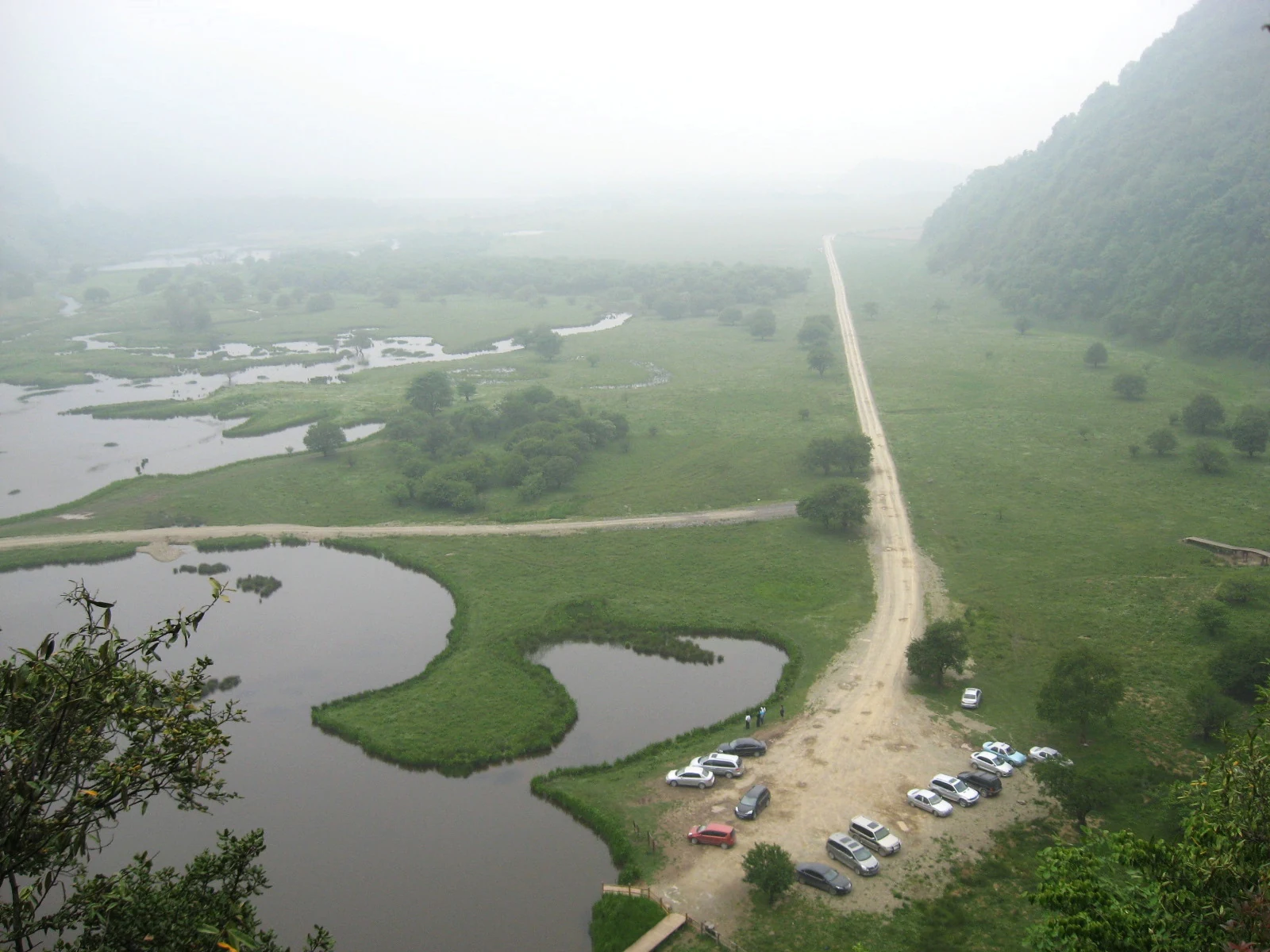 Shennongjia: Feuchtgebiet und Dienstweg im Reservat Shennongjia, von oben gesehen.