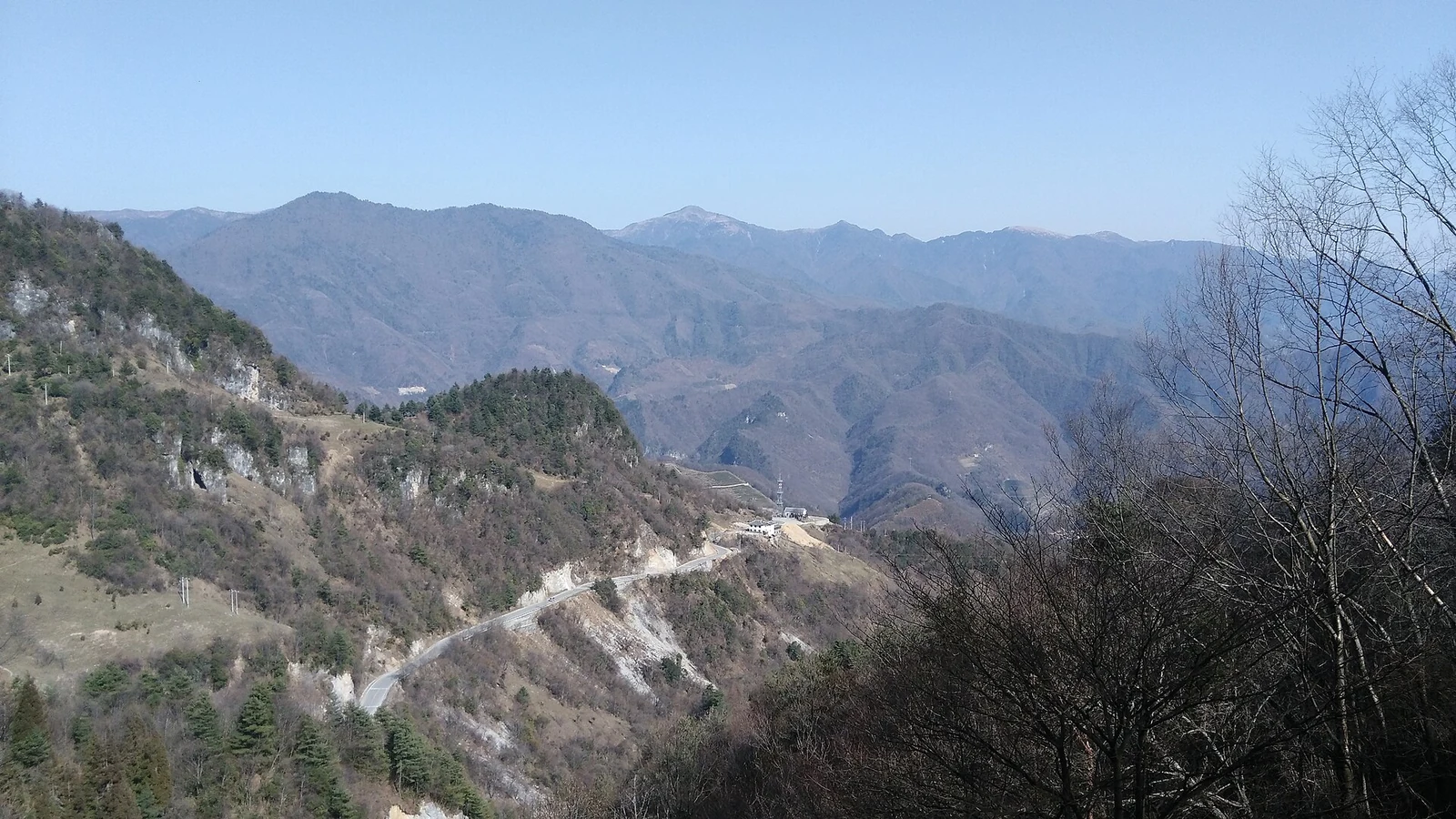 Shennongjia: die kahlen Felsgrate des Reservats Shennongjia im Winter.