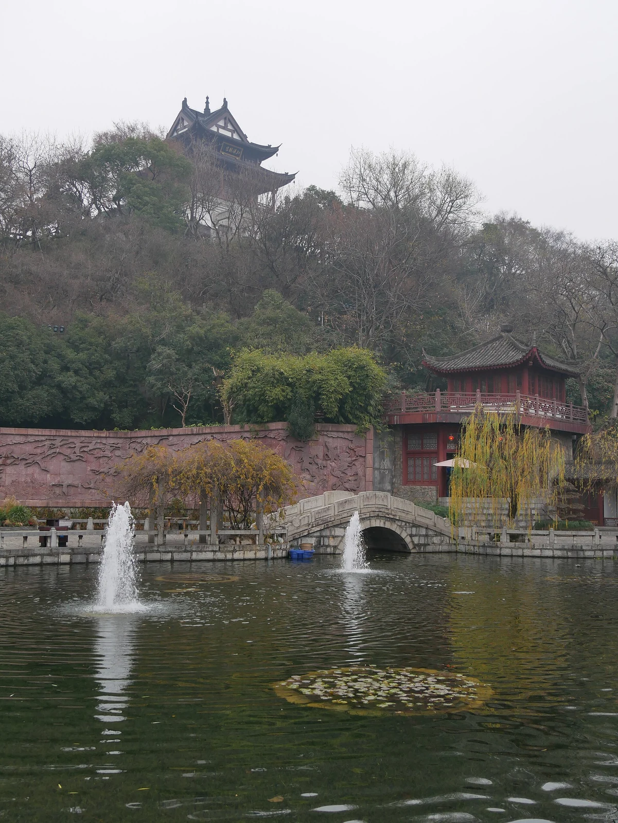 La Pagoda Amarilla al otro lado del lago, con la pagoda de la Nube Blanca tras los árboles.