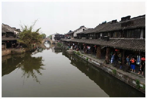 瓦頂和有頂廊道沿著西塘的一條河道延伸。