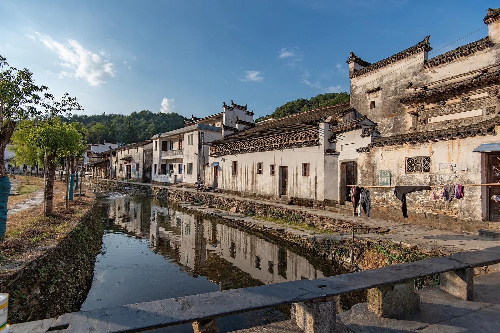 Kanal und weißgetünchte Huizhou-Häuser in Wuyuan