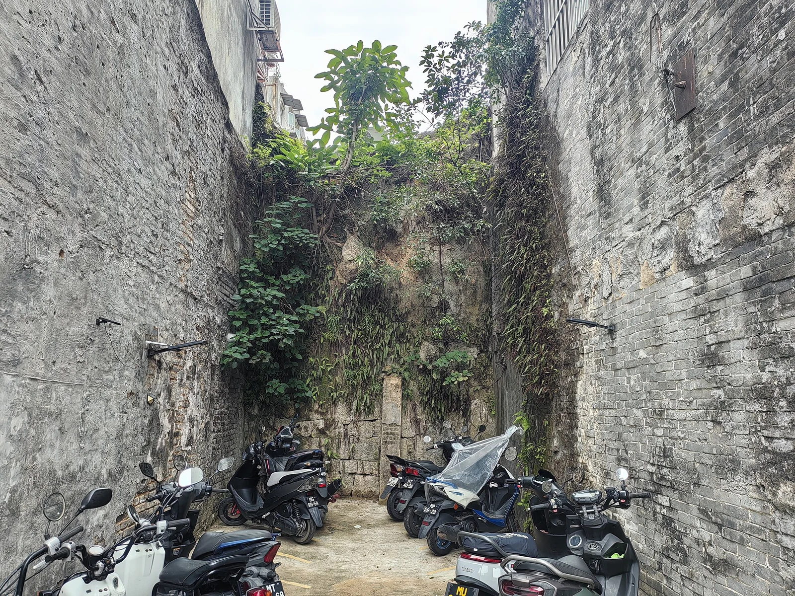 Murs conservés de l’ensemble de Saint-Paul parmi les rues environnantes.