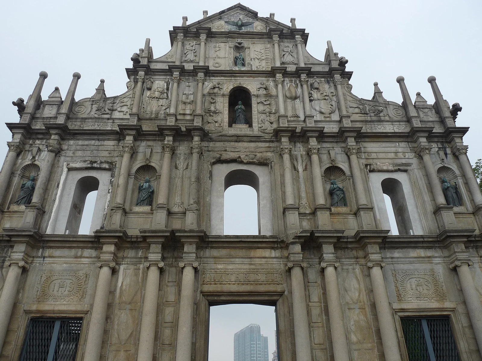 La façade de pierre conservée de l’église de Mater Dei, aux ruines de Saint-Paul à Macao.