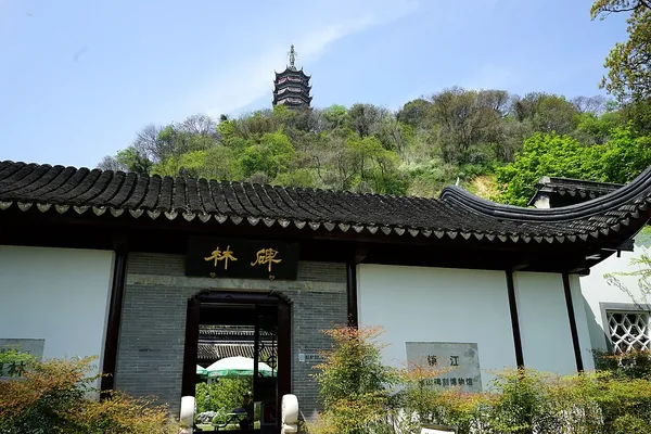자오산 비림의 입구. 뒤로 산 정상의 탑이 보인다.