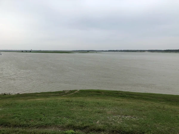 Qianjiang: el río Han a su paso por Qianjiang, con orillas cubiertas de hierba.