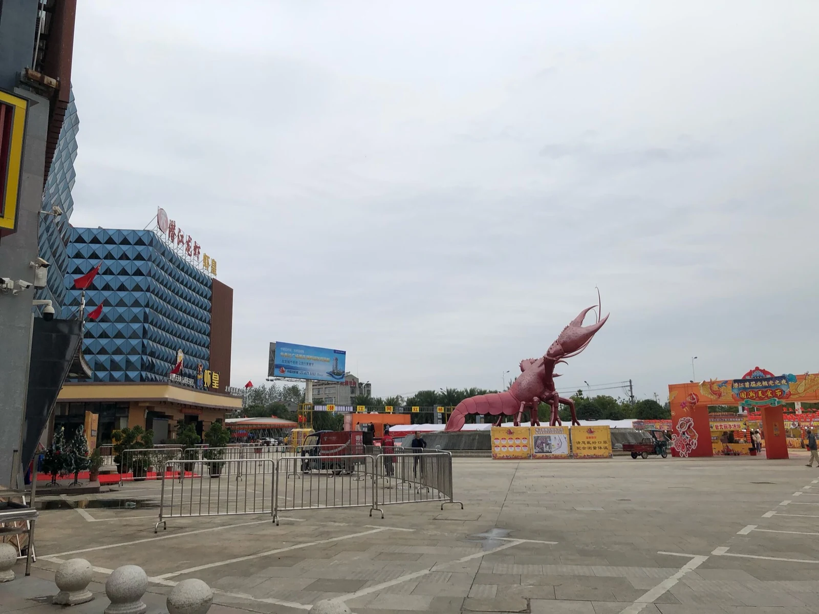 Qianjiang: die rote Krebsskulptur auf dem Stadtplatz, Wahrzeichen des Krebsgewerbes der Stadt.