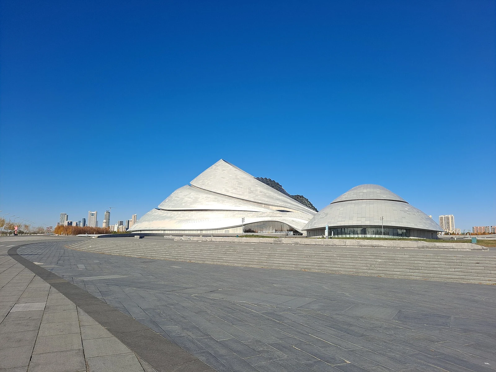 Opernhaus Harbin auf der gegenüberliegenden Seite des öffentlichen Platzes