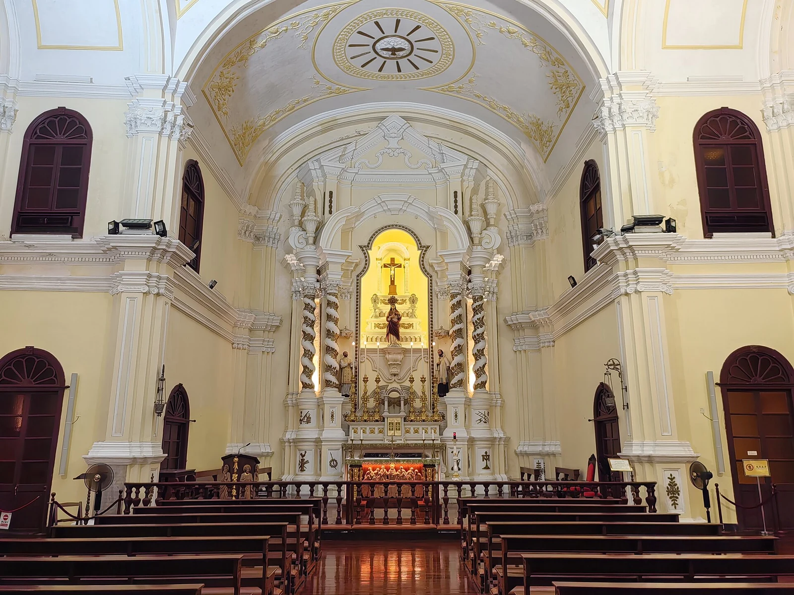 La nef et l’autel décoré de l’église du séminaire Saint-Joseph.