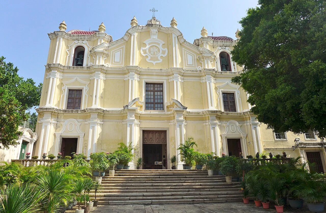 La façade et l’escalier de l’église du séminaire Saint-Joseph.