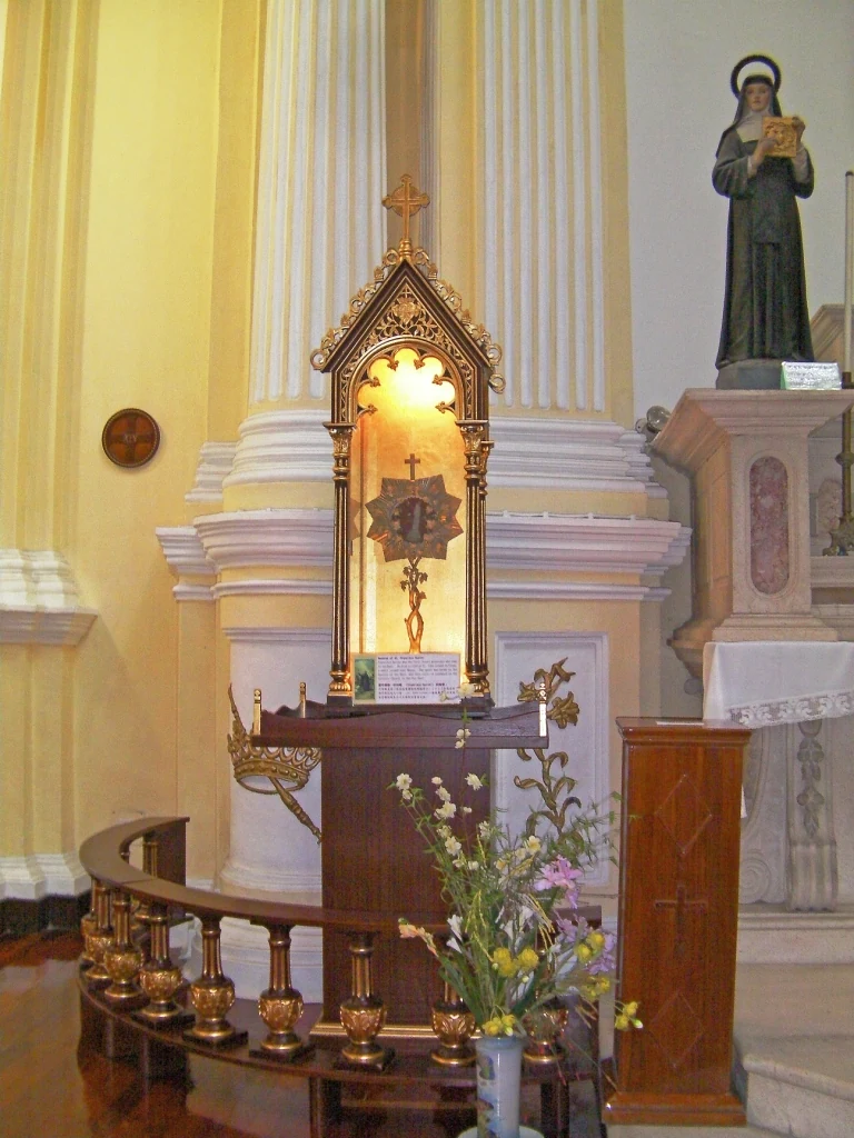 Un autel latéral et un espace de dévotion dans l’église du séminaire Saint-Joseph.