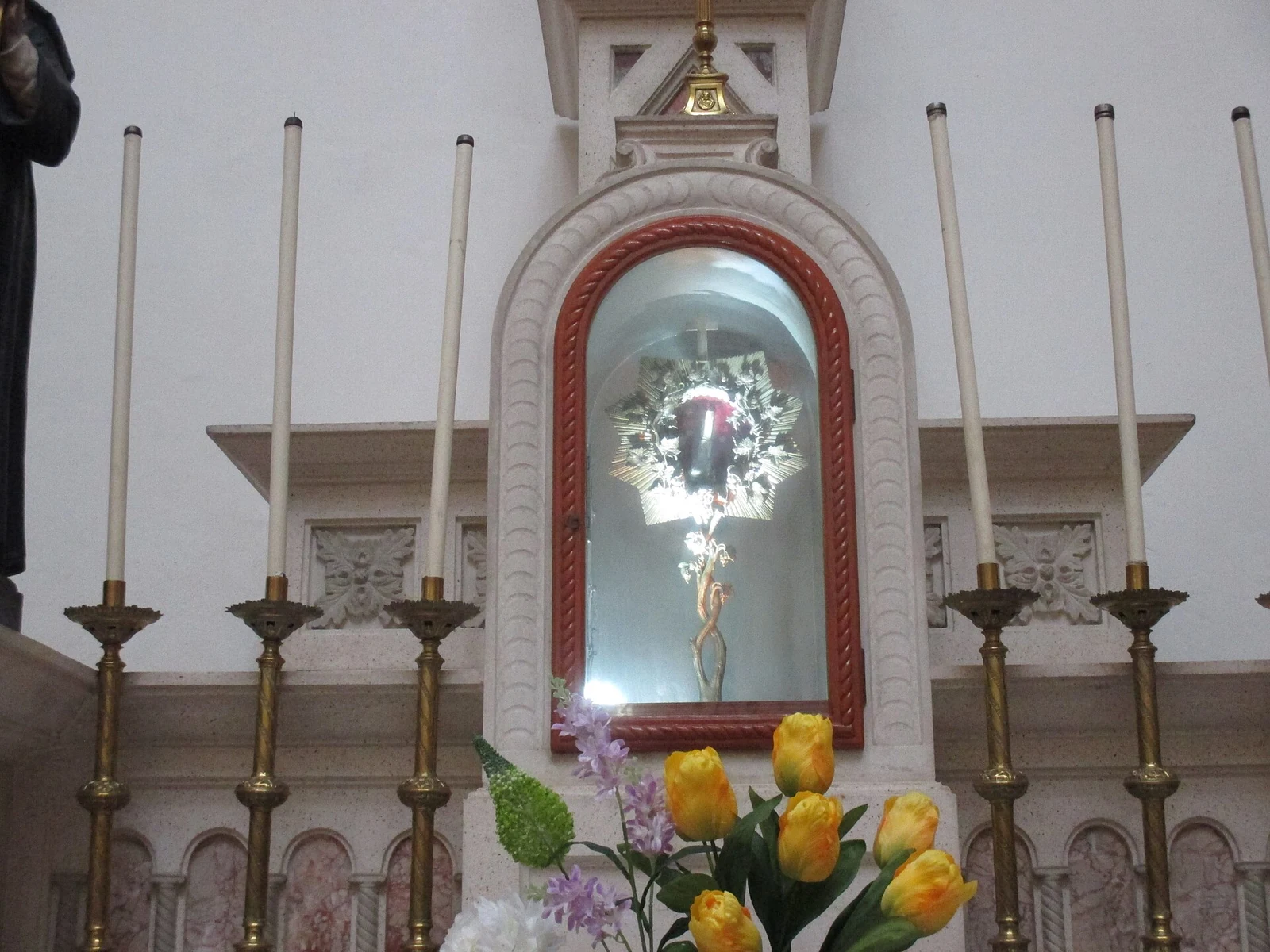 Un autel latéral et un espace de dévotion dans l’église du séminaire Saint-Joseph.