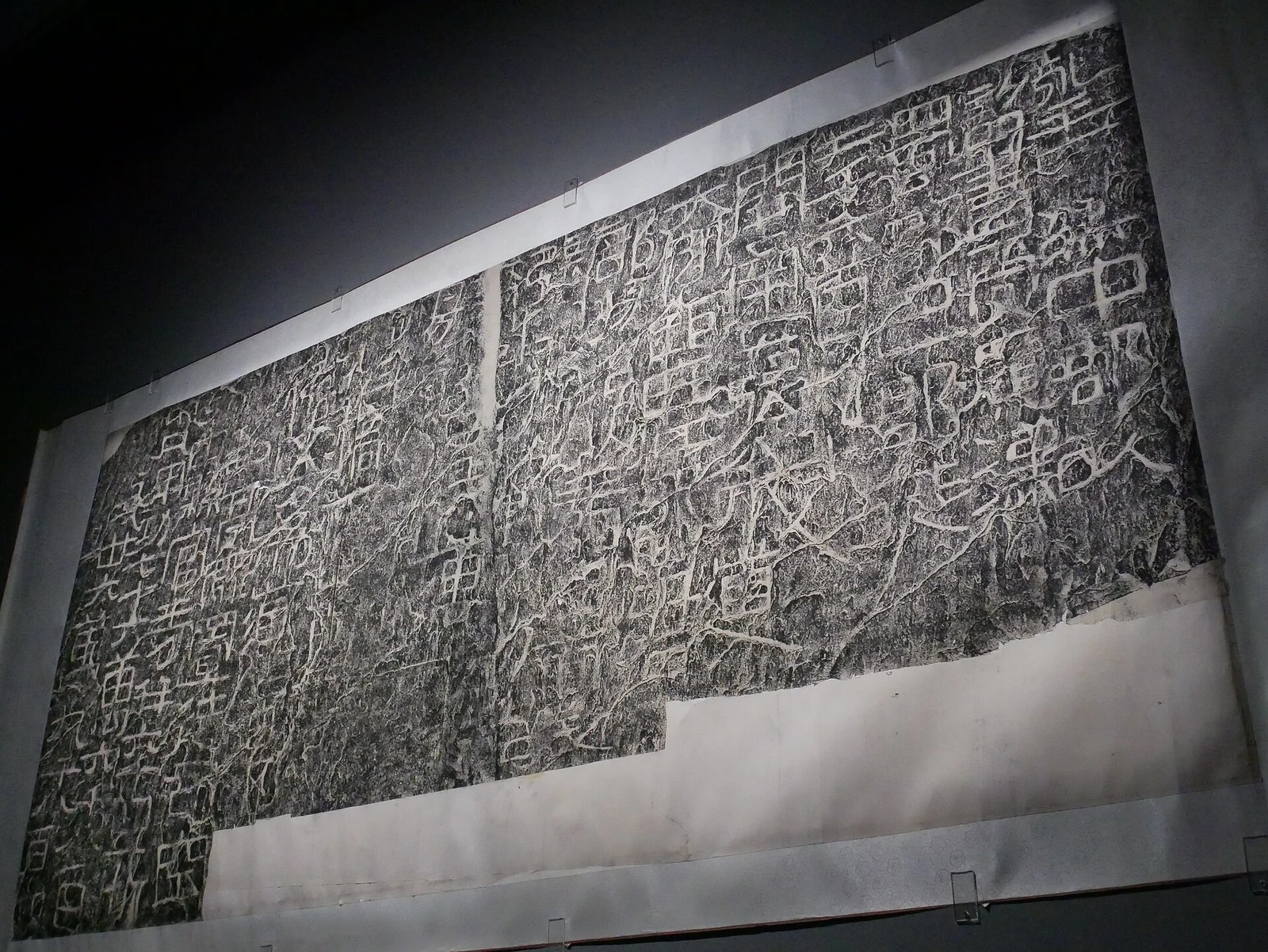 Un estampage de l'inscription des Han racontant l'ouverture de la route Baoxie en 63 apr. J.-C.