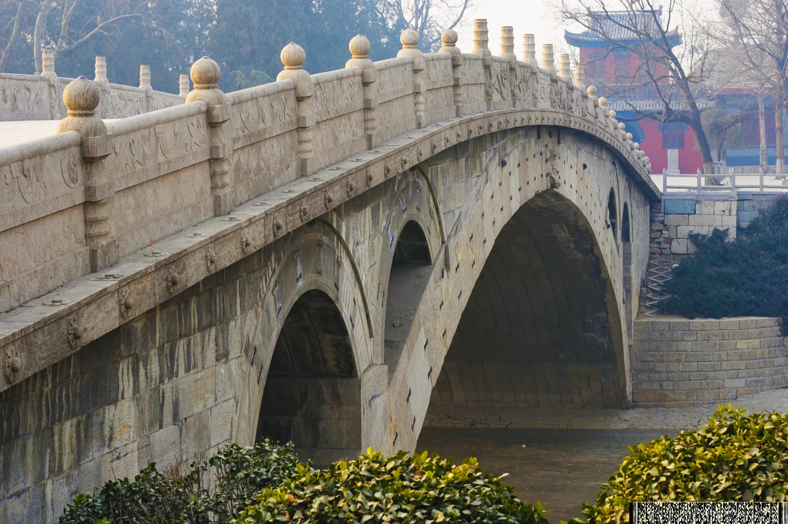 Pont de Zhaozhou sur la rivière Xiao, comté de Zhao : arche Sui de 605 à quatre arches de décharge sur chaque épaule.