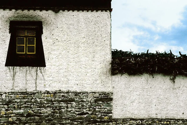 Détail architectural d’une maison traditionnelle de Lhatsé, photographié en août 1999.