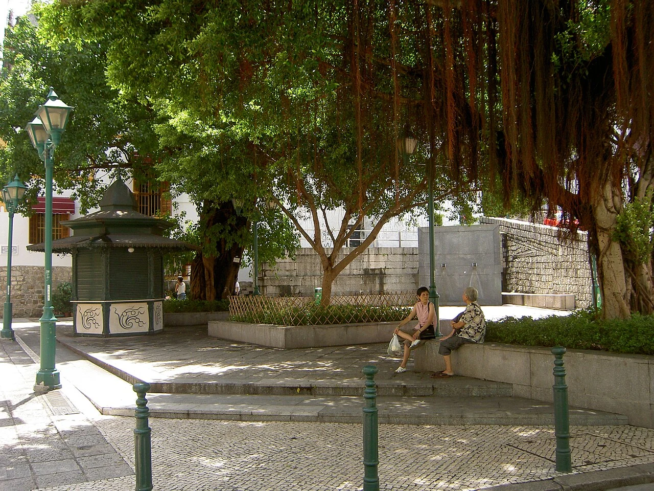Bäume und eine kleine öffentliche Fläche am Lilau-Platz.