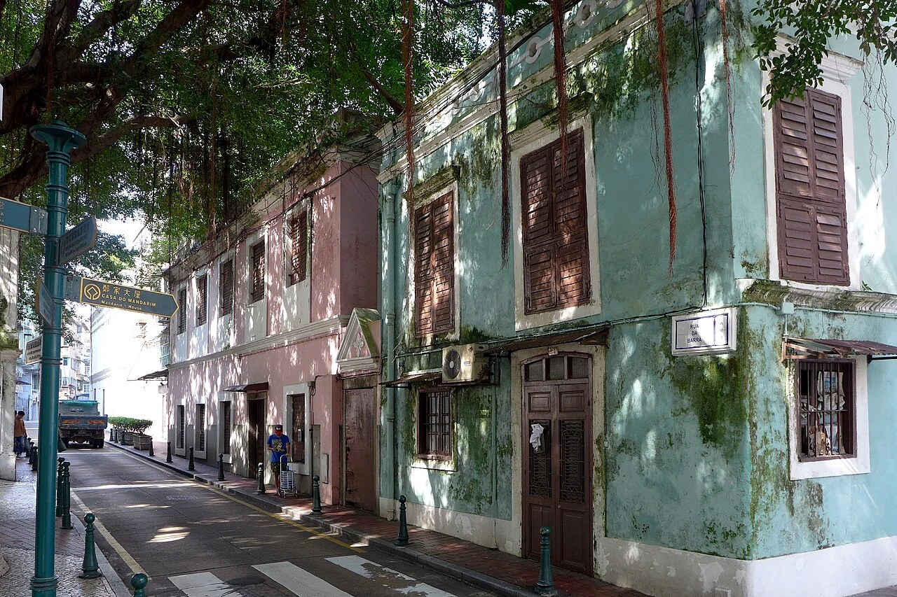 Eine schattige Gasse im Viertel Lilau.