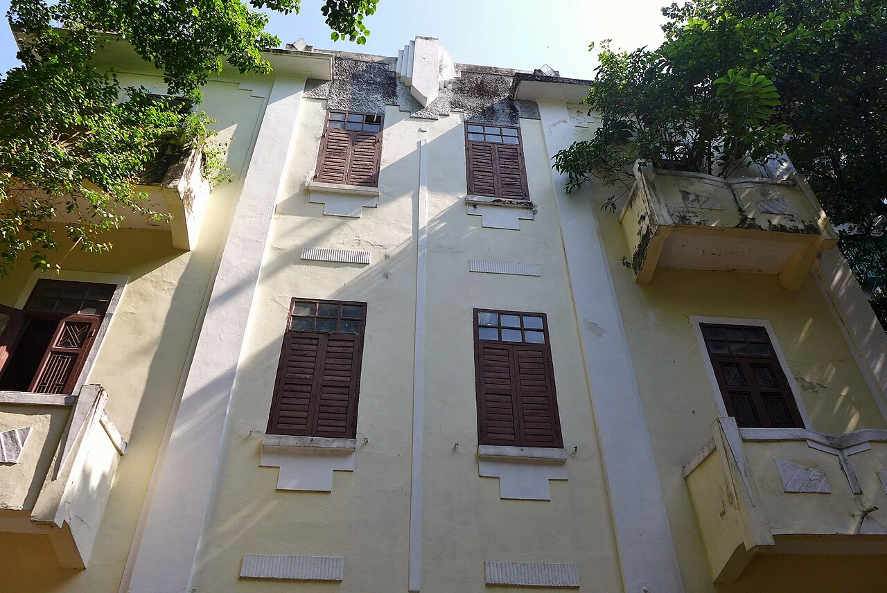 Eine gelbe Wohnhausfassade am Lilau-Platz.