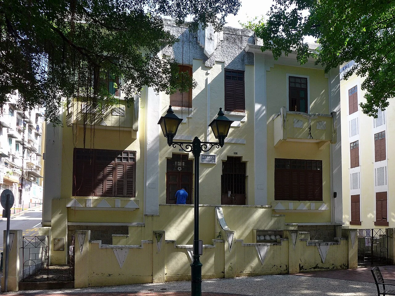 Eine gelbe Wohnhausfassade am Lilau-Platz.