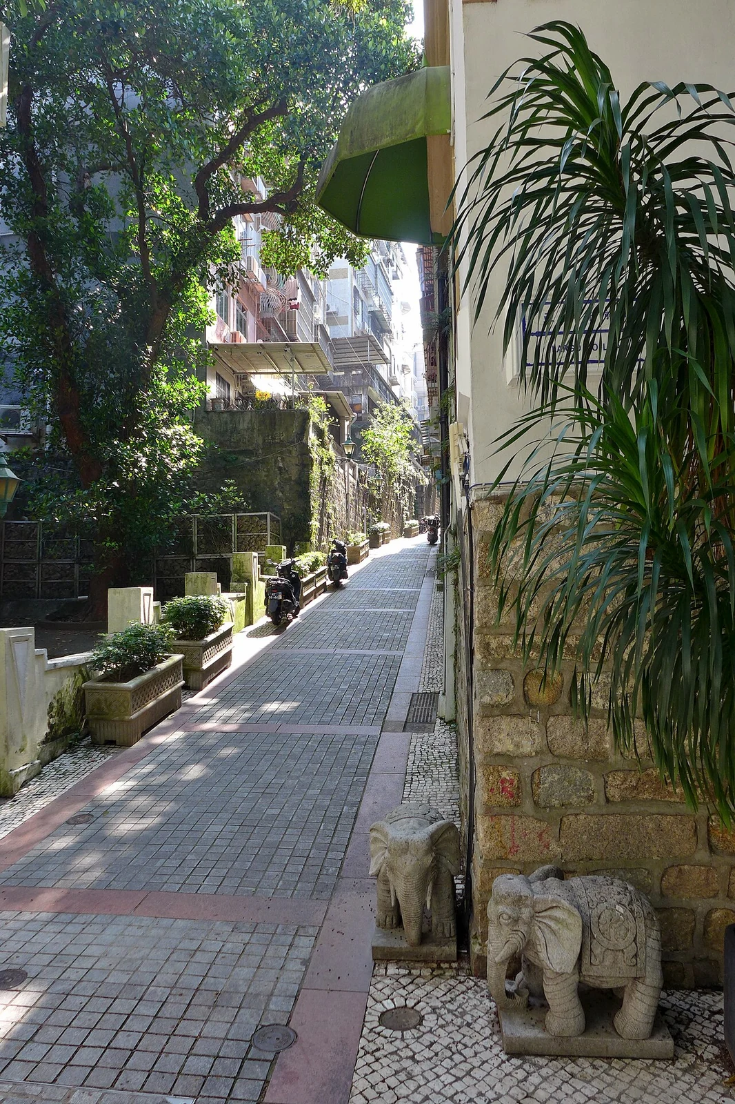 Eine schattige Gasse im Viertel Lilau.